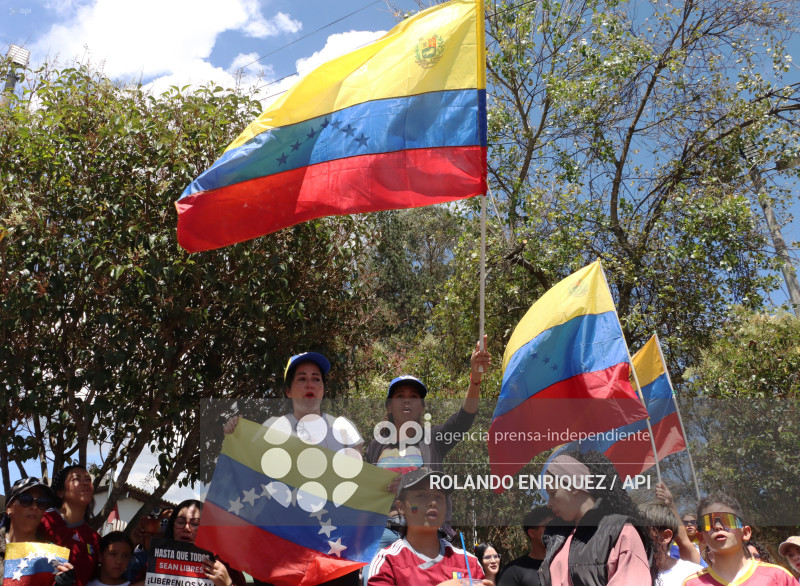 VENEZOLANOS FESTEJAN CAPTURA DE MADURO EN QUITO