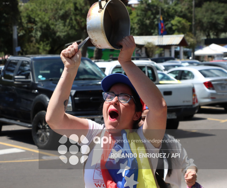 VENEZOLANOS FESTEJAN CAPTURA DE MADURO EN QUITO