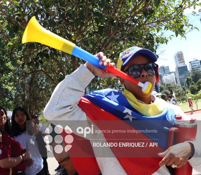 VENEZOLANOS FESTEJAN CAPTURA DE MADURO EN QUITO