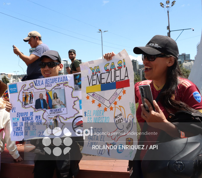 VENEZOLANOS FESTEJAN CAPTURA DE MADURO EN QUITO