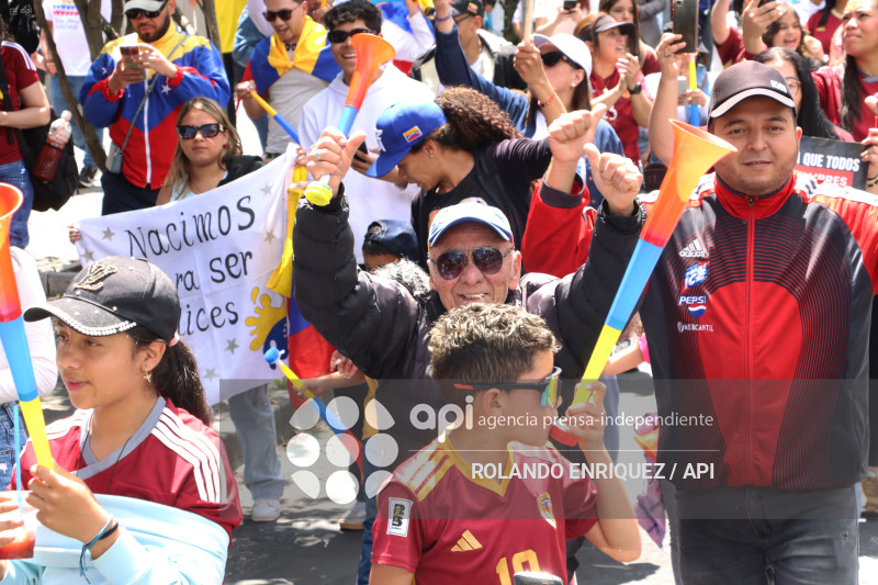 VENEZOLANOS FESTEJAN CAPTURA DE MADURO EN QUITO