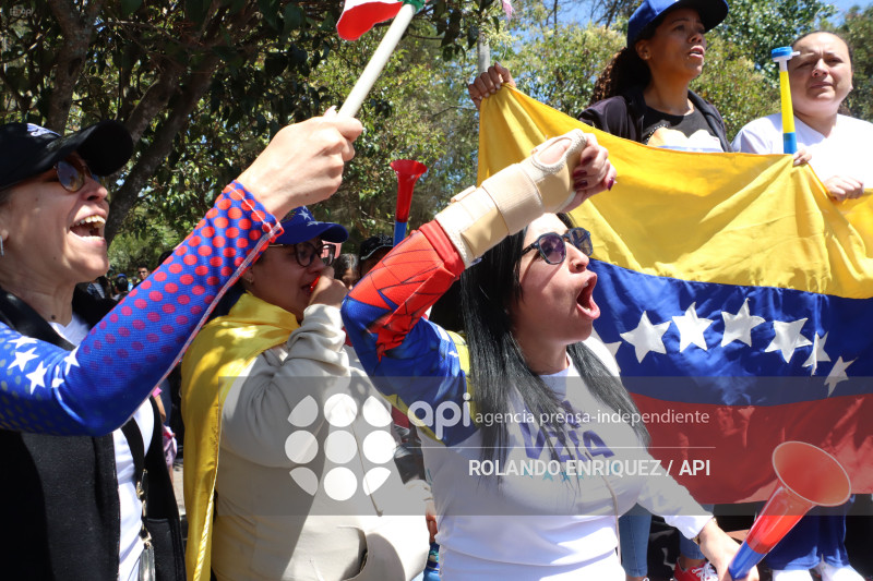 VENEZOLANOS FESTEJAN CAPTURA DE MADURO EN QUITO