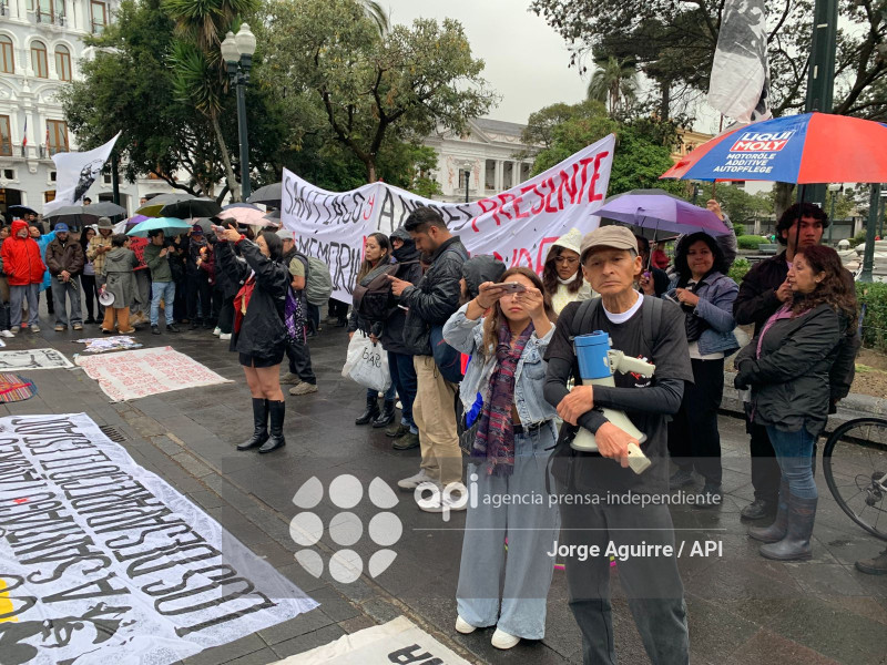 VIGILIA POR SANTIAGO Y ANDRES RESTREPO