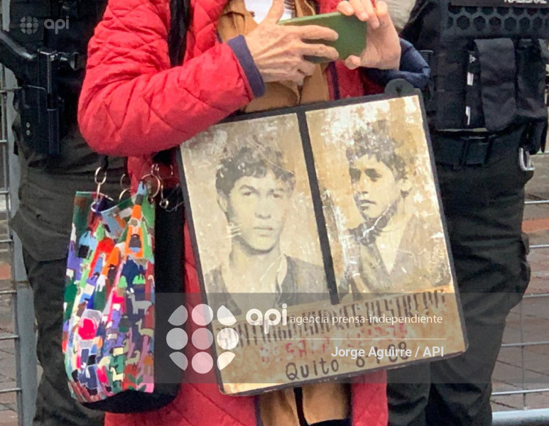 VIGILIA POR SANTIAGO Y ANDRES RESTREPO