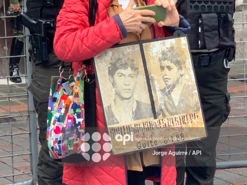 VIGILIA POR SANTIAGO Y ANDRES RESTREPO