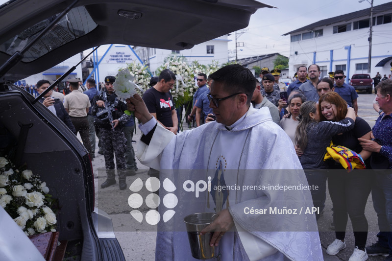GYE-CAPILLA ARDIENTE POLICIA