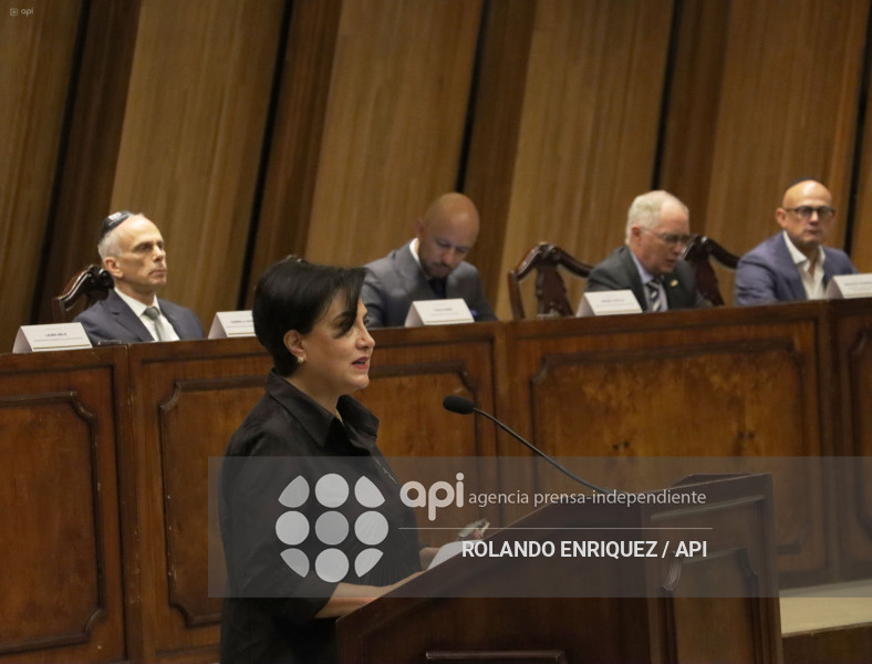 EN MEMORIA DE LAS VICTIMAS DEL HOLOCAUSTO