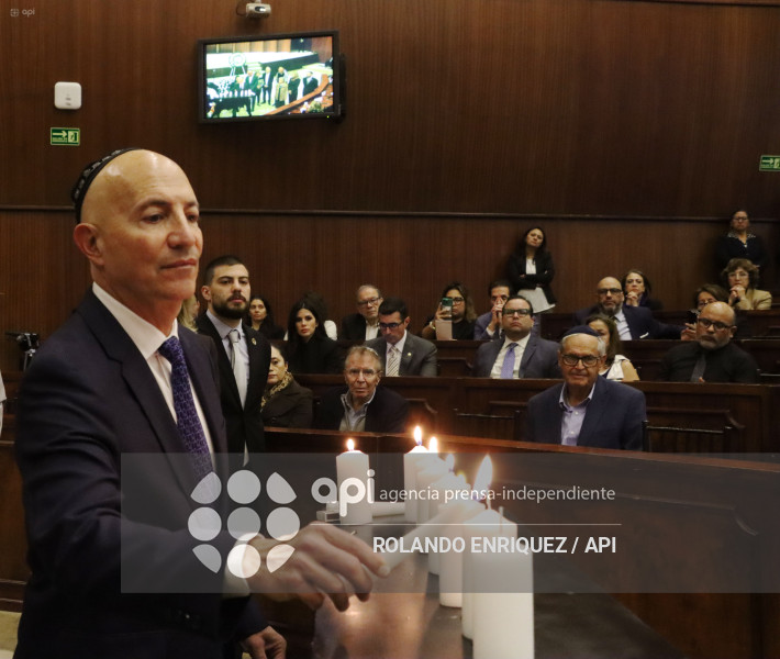 EN MEMORIA DE LAS VICTIMAS DEL HOLOCAUSTO