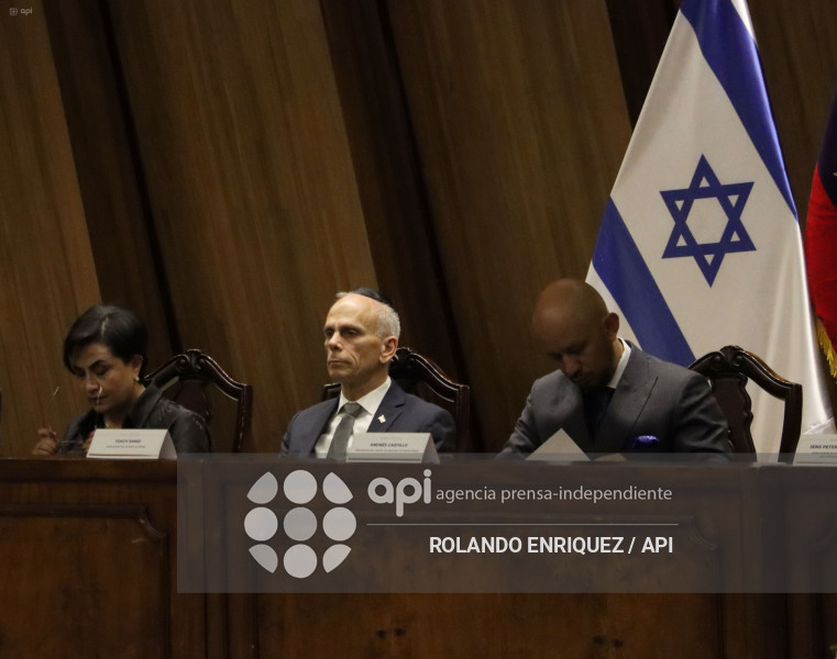 EN MEMORIA DE LAS VICTIMAS DEL HOLOCAUSTO