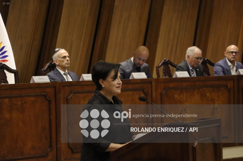 EN MEMORIA DE LAS VICTIMAS DEL HOLOCAUSTO