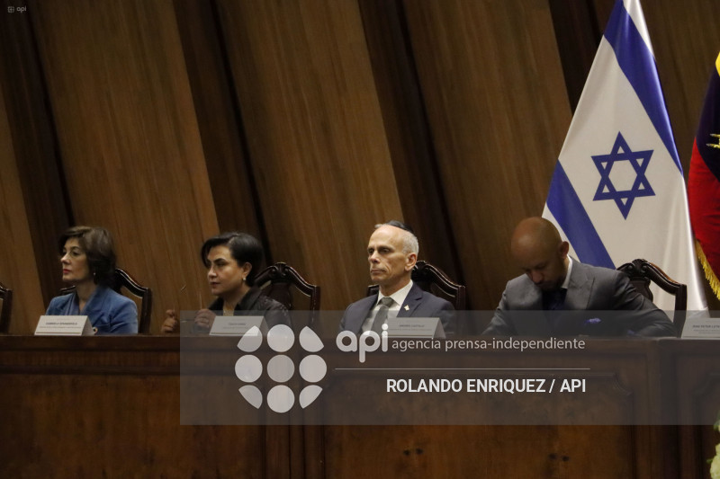 EN MEMORIA DE LAS VICTIMAS DEL HOLOCAUSTO