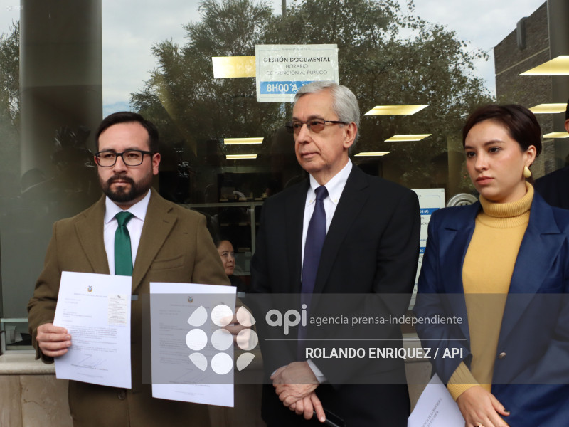 SECRETARIO JURIDICO PRESIDENCIA ENTREGA PROYECTOS DE LEY