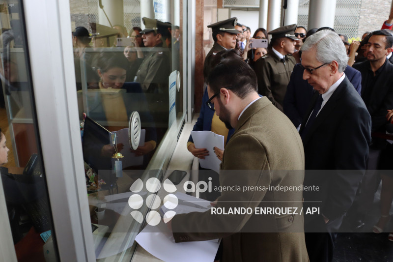 SECRETARIO JURIDICO PRESIDENCIA ENTREGA PROYECTOS DE LEY