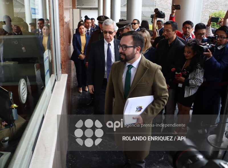 SECRETARIO JURIDICO PRESIDENCIA ENTREGA PROYECTOS DE LEY