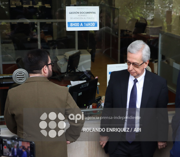 SECRETARIO JURIDICO PRESIDENCIA ENTREGA PROYECTOS DE LEY