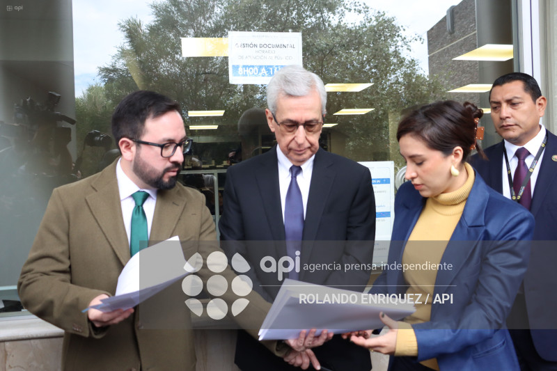 SECRETARIO JURIDICO PRESIDENCIA ENTREGA PROYECTOS DE LEY