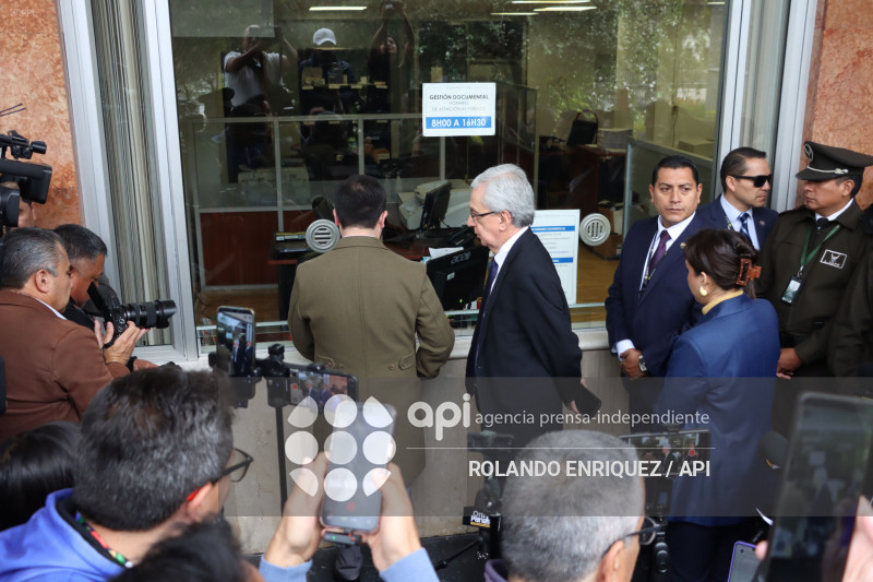 SECRETARIO JURIDICO PRESIDENCIA ENTREGA PROYECTOS DE LEY