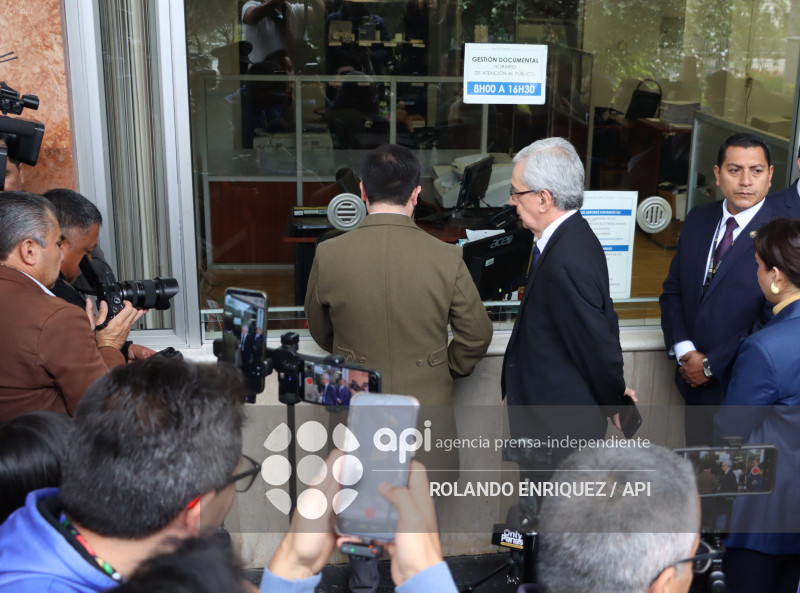 SECRETARIO JURIDICO PRESIDENCIA ENTREGA PROYECTOS DE LEY