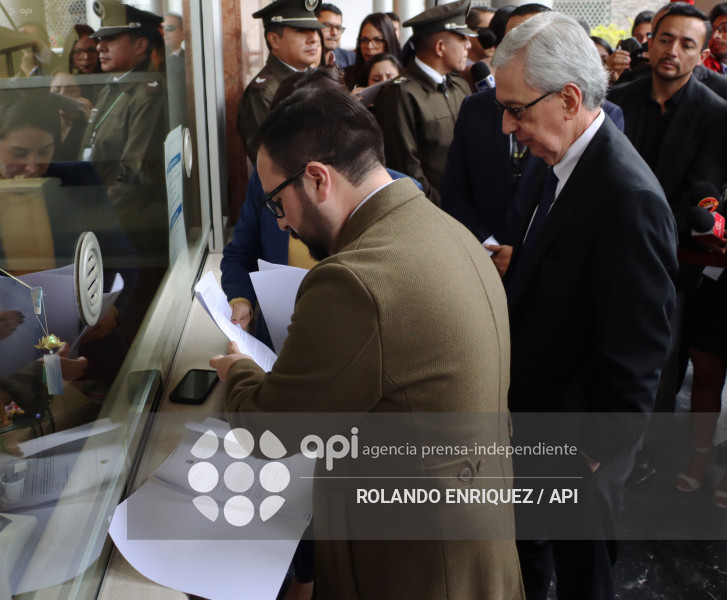 SECRETARIO JURIDICO PRESIDENCIA ENTREGA PROYECTOS DE LEY