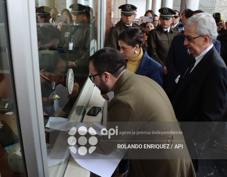 SECRETARIO JURIDICO PRESIDENCIA ENTREGA PROYECTOS DE LEY