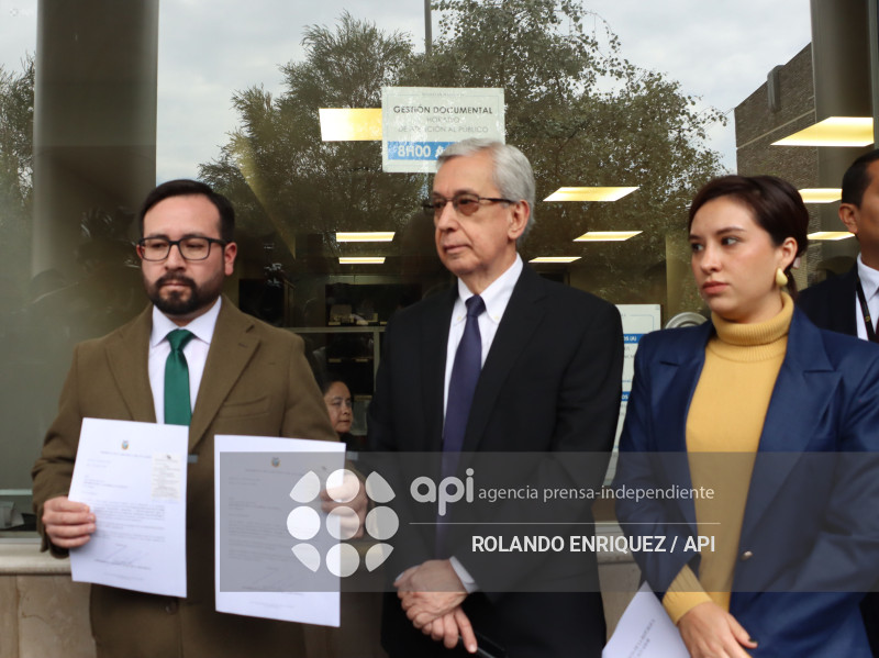 SECRETARIO JURIDICO PRESIDENCIA ENTREGA PROYECTOS DE LEY