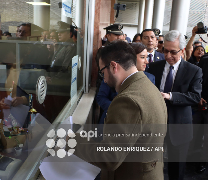 SECRETARIO JURIDICO PRESIDENCIA ENTREGA PROYECTOS DE LEY