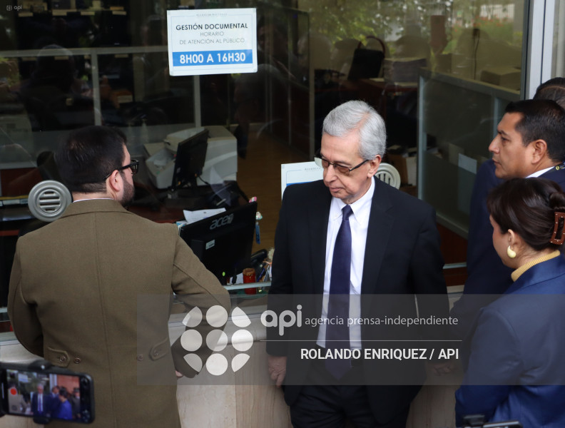 SECRETARIO JURIDICO PRESIDENCIA ENTREGA PROYECTOS DE LEY