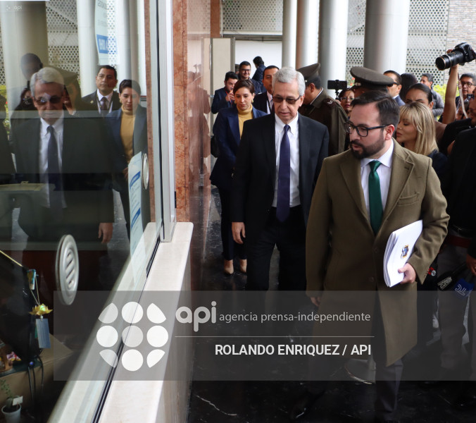 SECRETARIO JURIDICO PRESIDENCIA ENTREGA PROYECTOS DE LEY