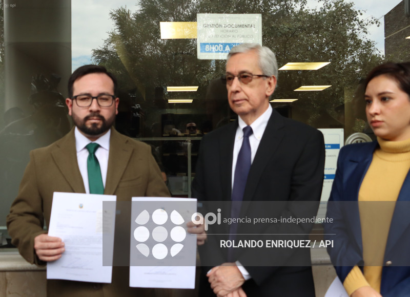 SECRETARIO JURIDICO PRESIDENCIA ENTREGA PROYECTOS DE LEY