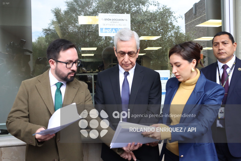 SECRETARIO JURIDICO PRESIDENCIA ENTREGA PROYECTOS DE LEY