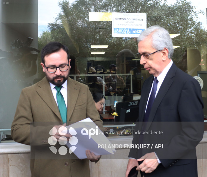 SECRETARIO JURIDICO PRESIDENCIA ENTREGA PROYECTOS DE LEY