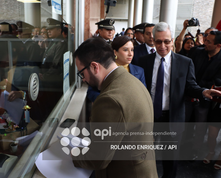 SECRETARIO JURIDICO PRESIDENCIA ENTREGA PROYECTOS DE LEY