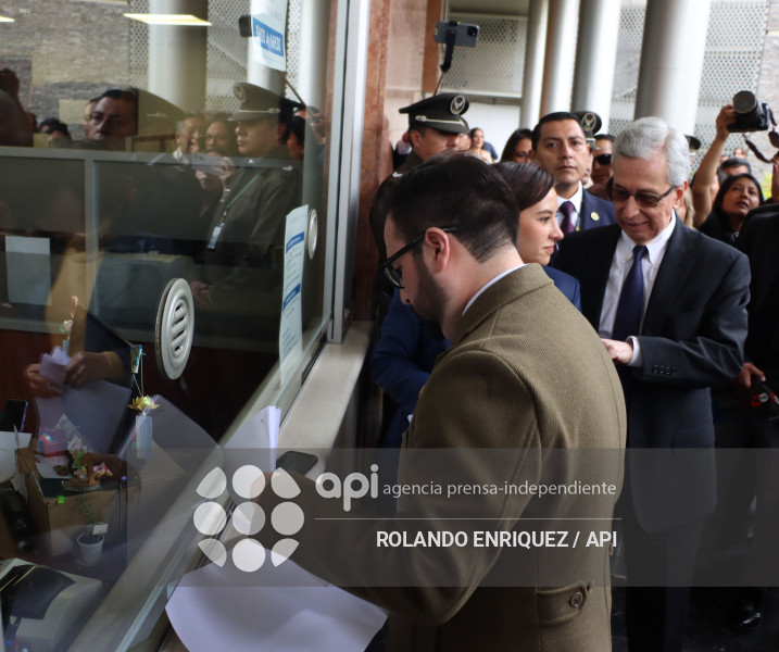 SECRETARIO JURIDICO PRESIDENCIA ENTREGA PROYECTOS DE LEY