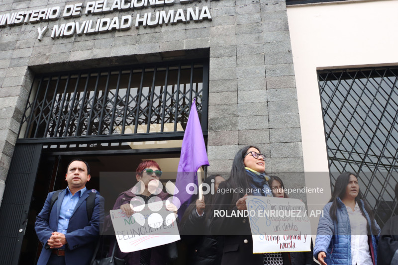 PLANTON CANCILLERIA CONTRA ICE