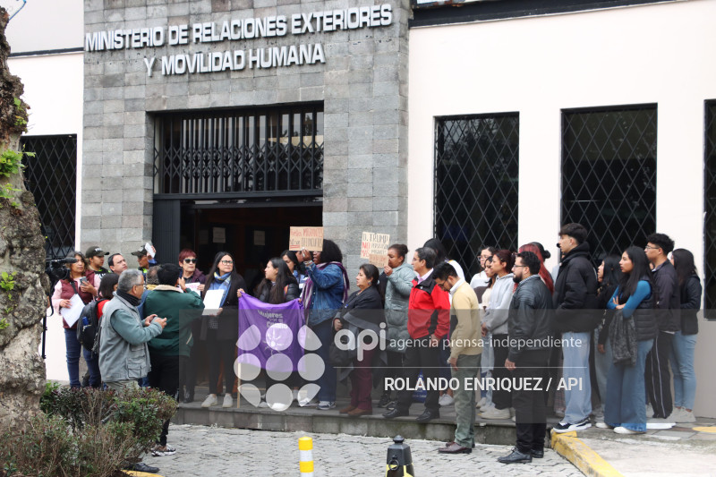 PLANTON CANCILLERIA CONTRA ICE