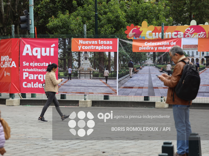 CUENCA-VALLAS PARQUE CALDERON-CAMBIO PISO