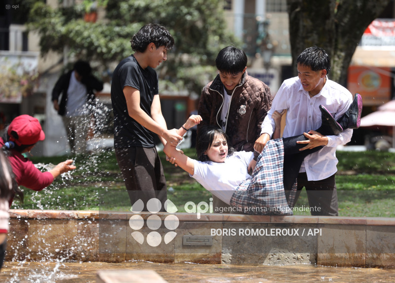 CUENCA-CARNAVAL-ESTUDIANTES