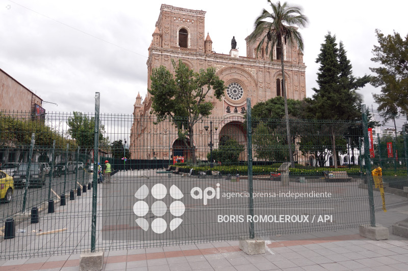 CUENCA-VALLAS PARQUE CALDERON-CAMBIO PISO