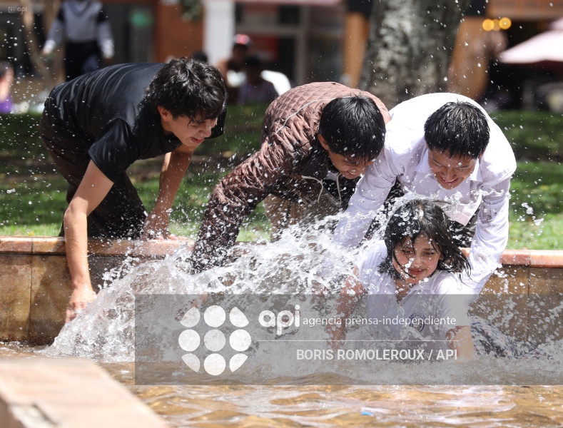 CUENCA-CARNAVAL-ESTUDIANTES