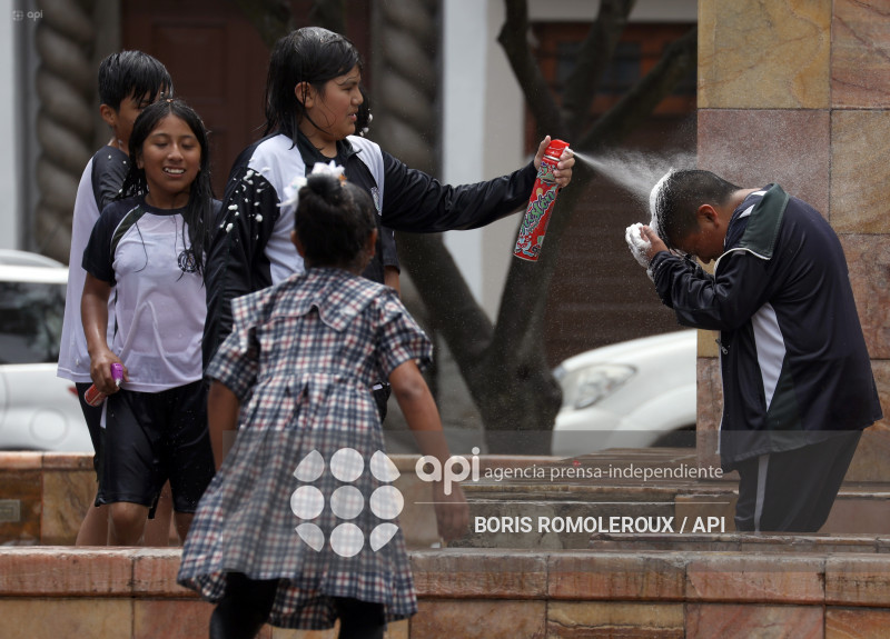 CUENCA-CARNAVAL-ESTUDIANTES-PILETA