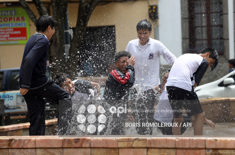 CUENCA-CARNAVAL-ESTUDIANTES-PILETA