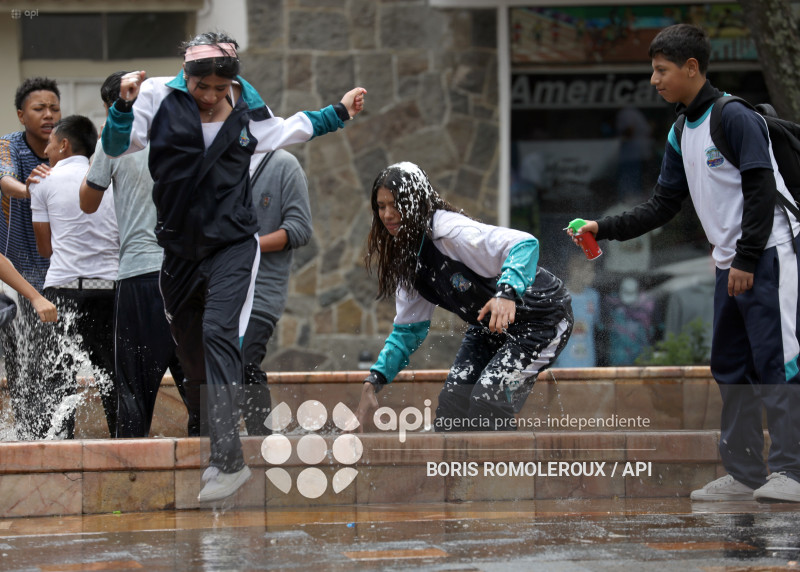CUENCA-CARNAVAL-ESTUDIANTES-PILETA