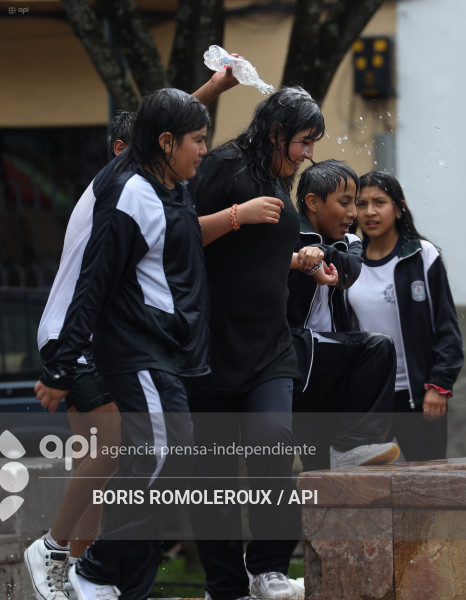 CUENCA-CARNAVAL-ESTUDIANTES-PILETA