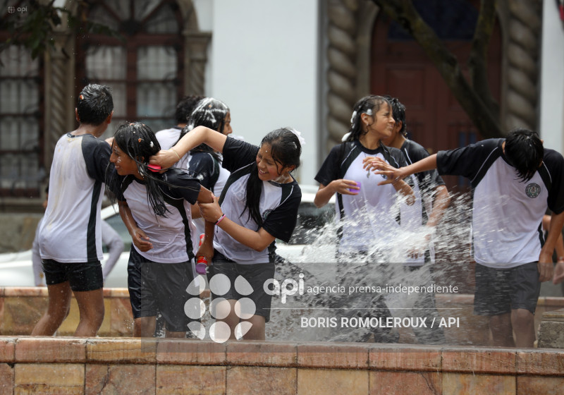 CUENCA-CARNAVAL-ESTUDIANTES-PILETA