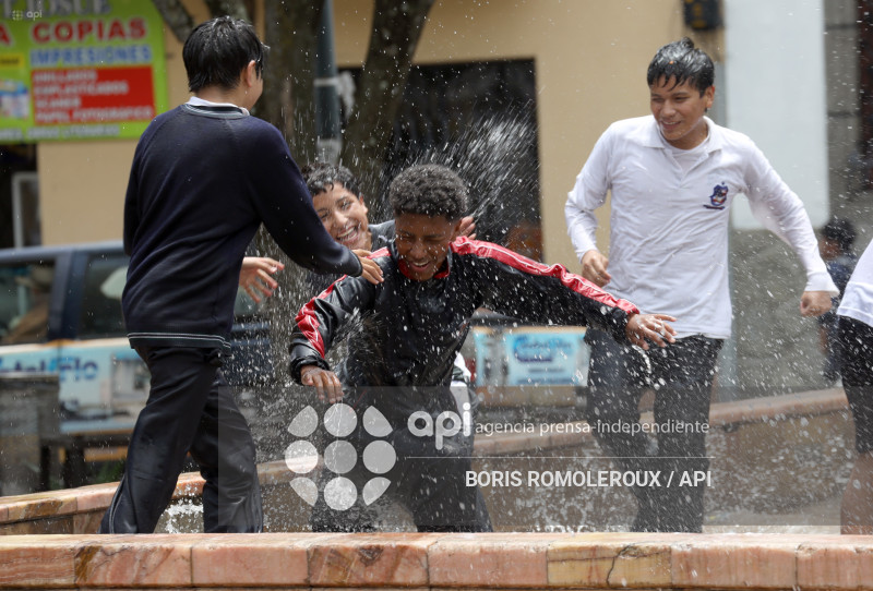 CUENCA-CARNAVAL-ESTUDIANTES-PILETA