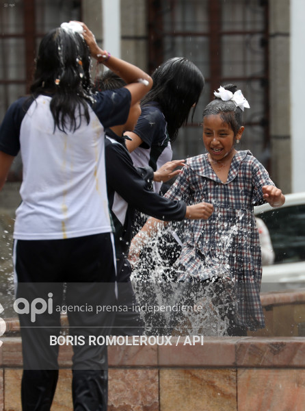 CUENCA-CARNAVAL-ESTUDIANTES-PILETA