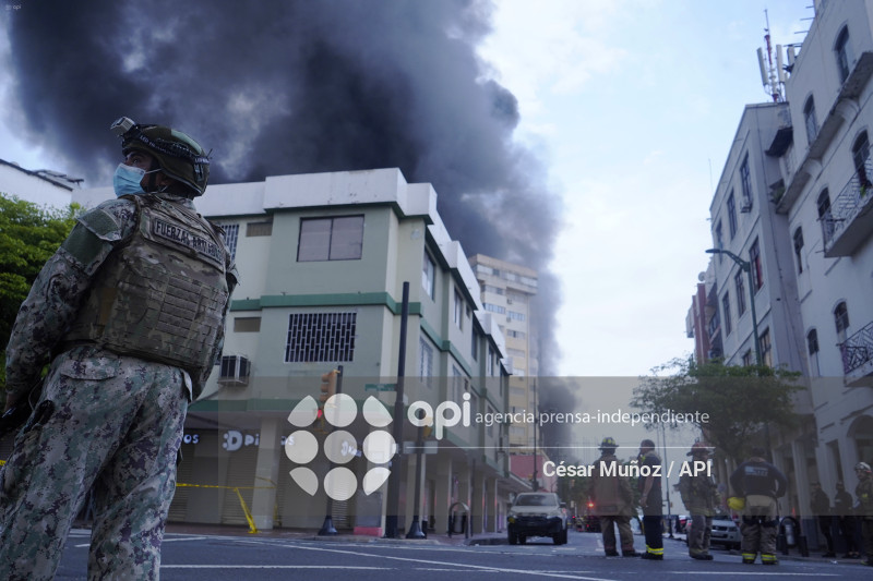 GYE-INCENDIO MULTICOMERCIO