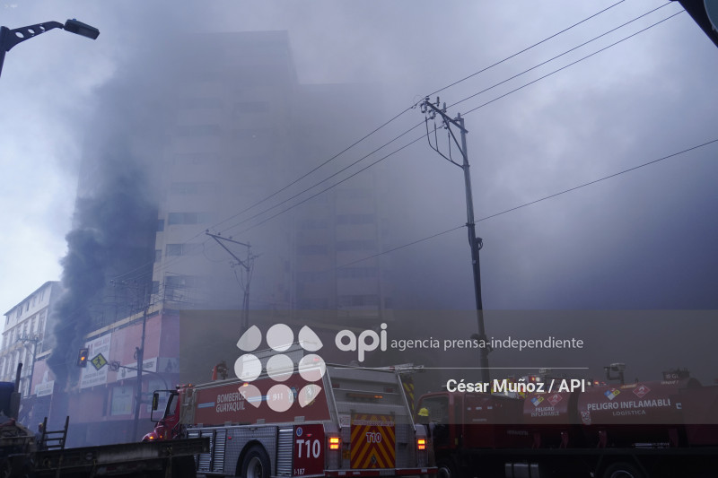 GYE-INCENDIO MULTICOMERCIO