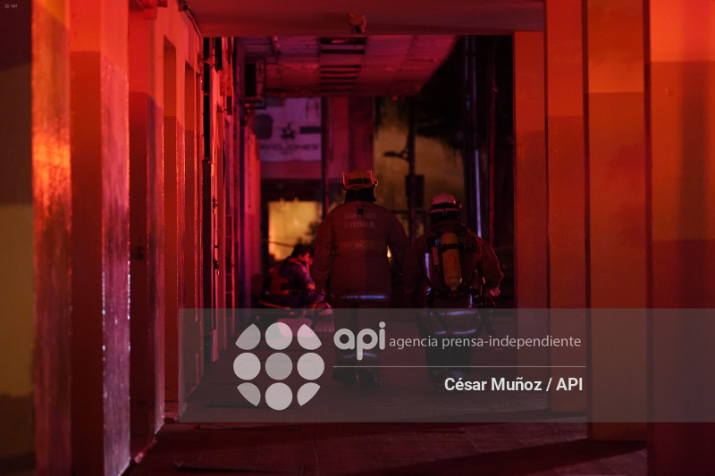 GYE-INCENDIO MULTICOMERCIO