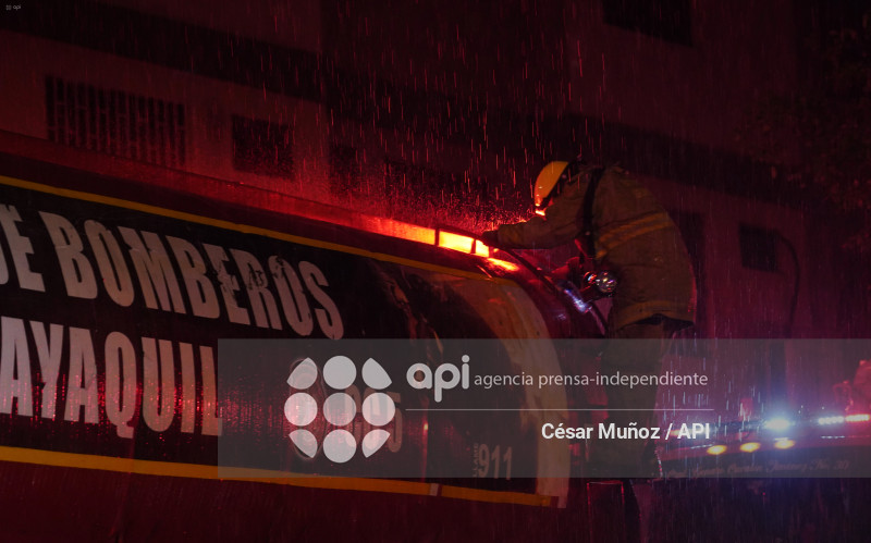 GYE-INCENDIO MULTICOMERCIO